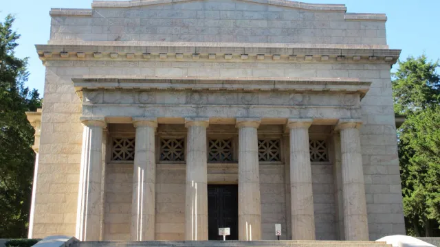 The first memorial erected to honor Abraham Lincoln