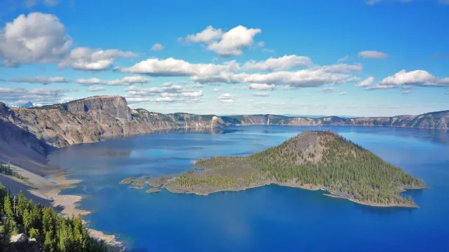 A view of Crater Lake and Wizard Island