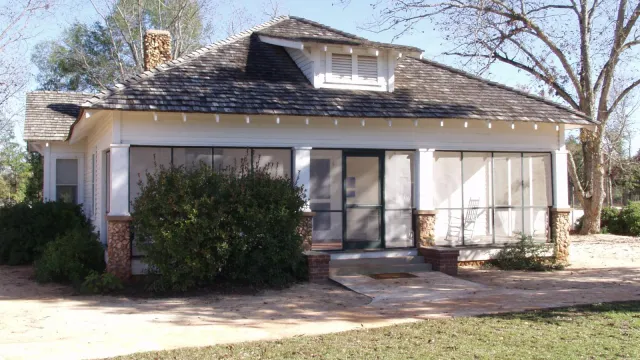 A picture of the front of the home Jimmy Carter lived in as a young boy.