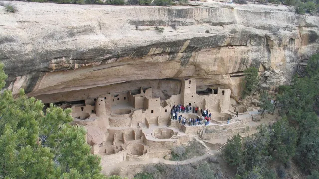 Large cliff dwelling in cliff alcove