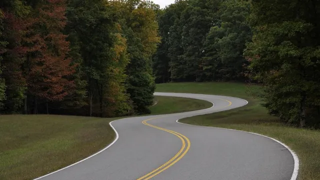 A slightly curvy section of the Natchez Trace Parkway in Early Fall