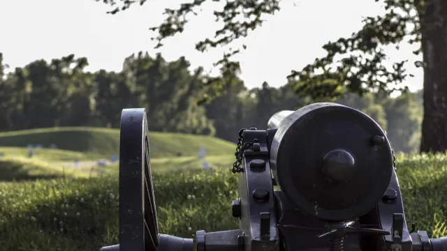 Union cannon aimed at Confederate lines